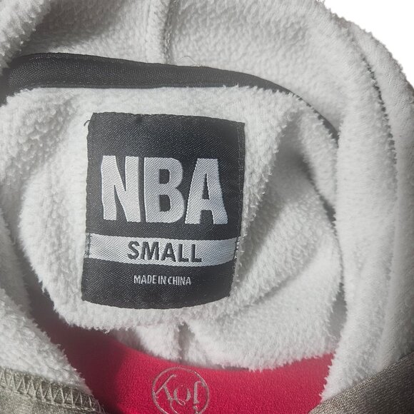 NBA Gray Short-Sleeve Hoodie Sweatshirt With Front Pocket For Men - Picture 8 of 8